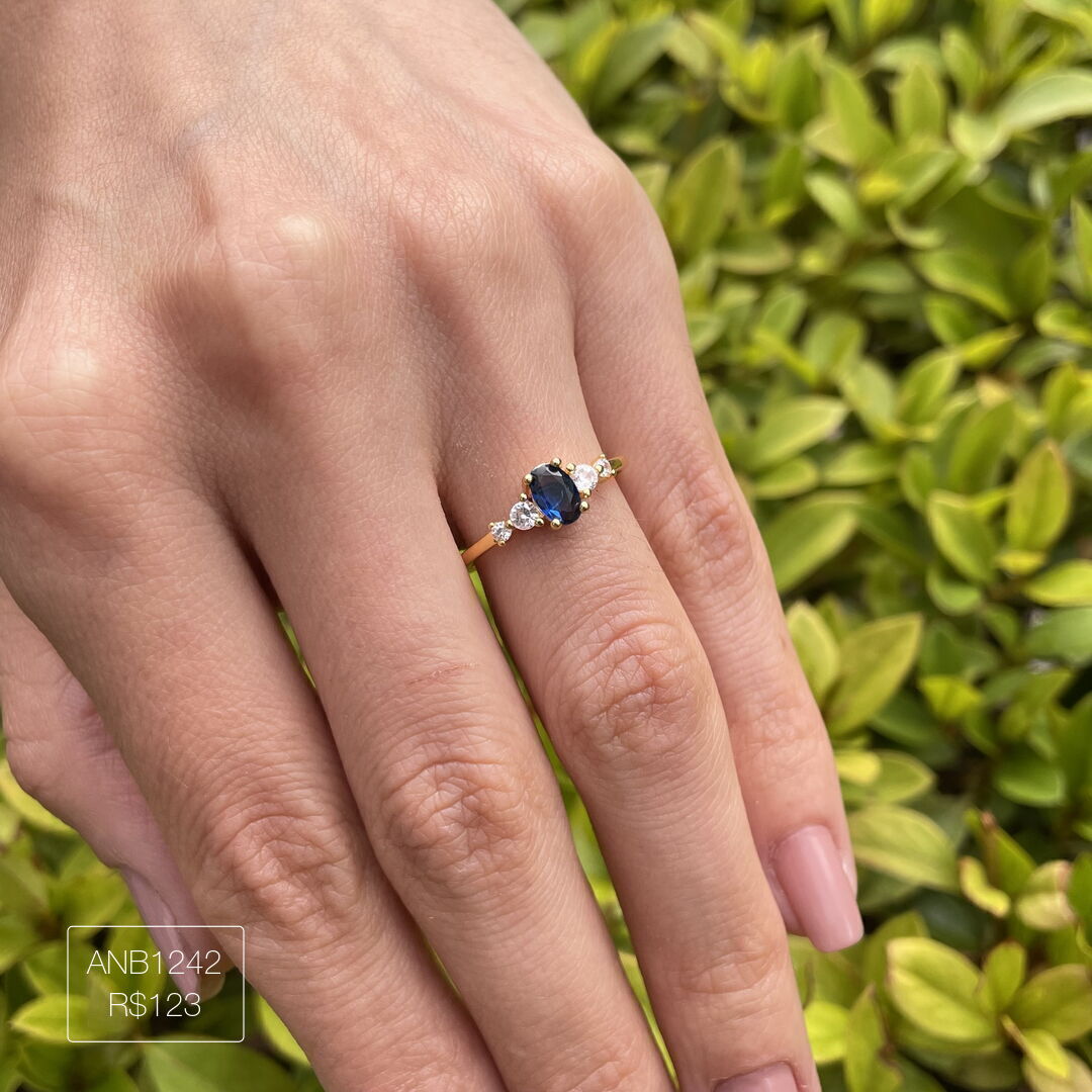 Anel Oval Azul Cravejado Cristal Dourado